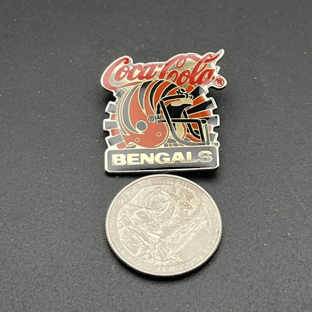 Vintage Coca-Cola Coke Cincinnati Bengals Helmet NFL Football Lapel Hat‎ Pin